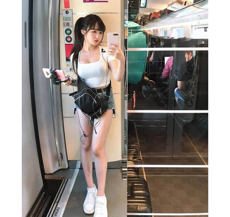 Những bộ đồ này tuy không gây &#34;gai mắt&#34; nhưng khi ngồi sẽ bị lộ nếu như nhìn từ trên xuống.
