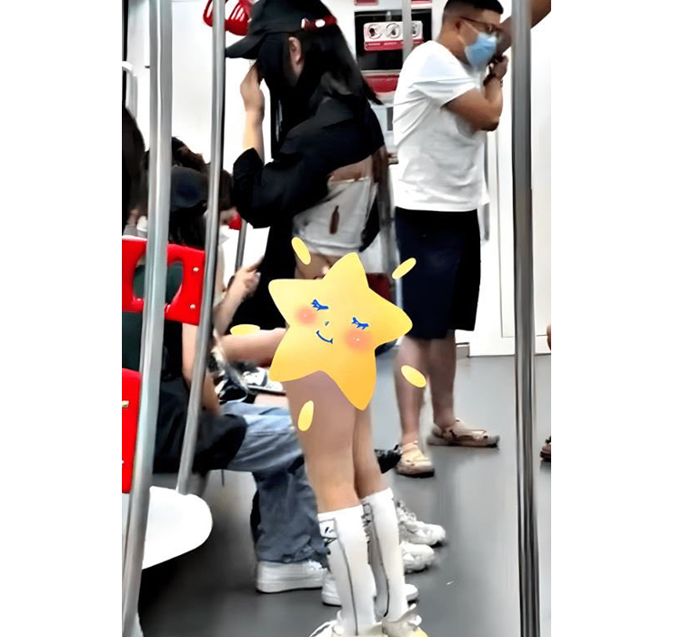 Trên&nbsp;tàu điện ngầm,&nbsp;một hành khách nữ&nbsp; gây chú ý khi mặc chiếc quần nhìn như bikini và lớp áo xuyên thấu.
