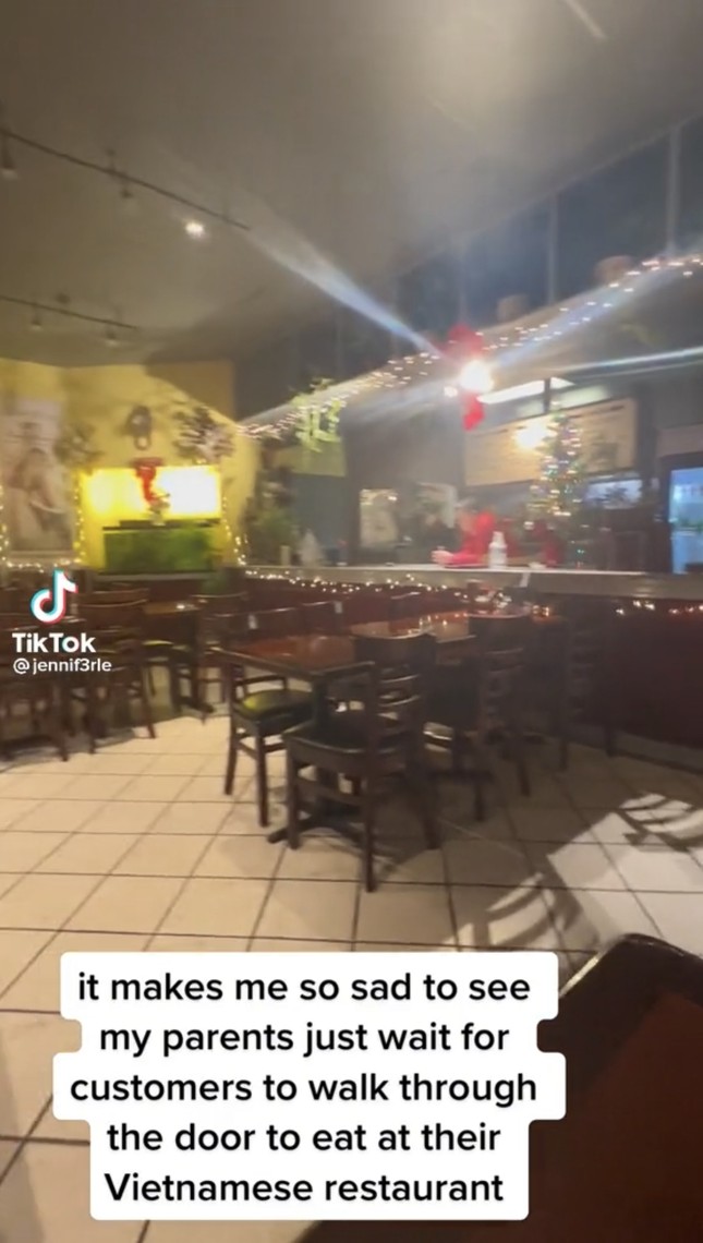 Đồ ăn đã sẵn sàng nhưng không có thực khách nào bước vào thưởng thức.