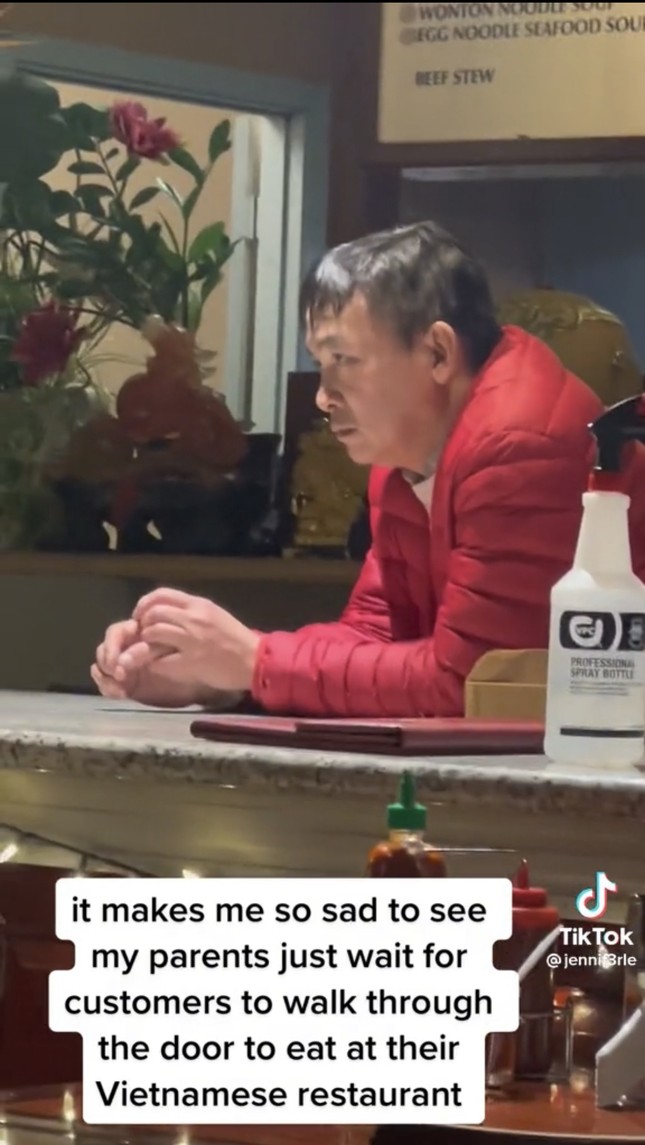 Gương mặt buồn bã đang chờ đợi từng khách hàng của người cha.