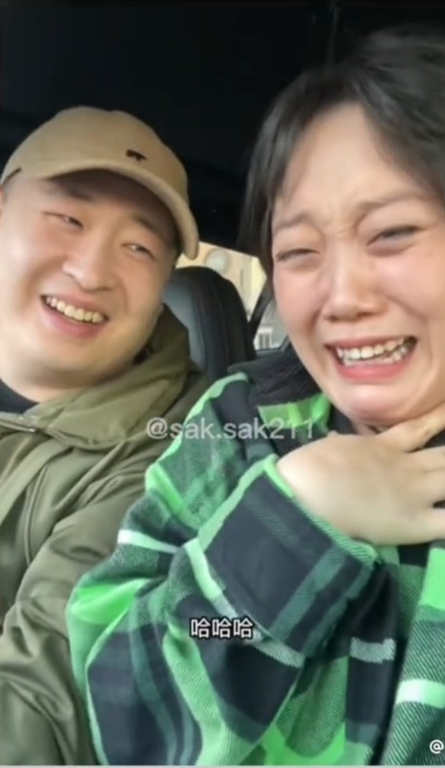 Biểu cảm đáng yêu của chị vợ chiếm trọn trái tim của các netizen.