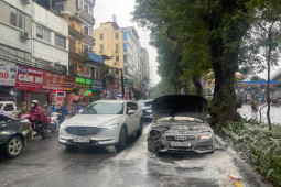 Hà Nội: Xe Audi bốc cháy dữ dội khi đang di chuyển trên đường