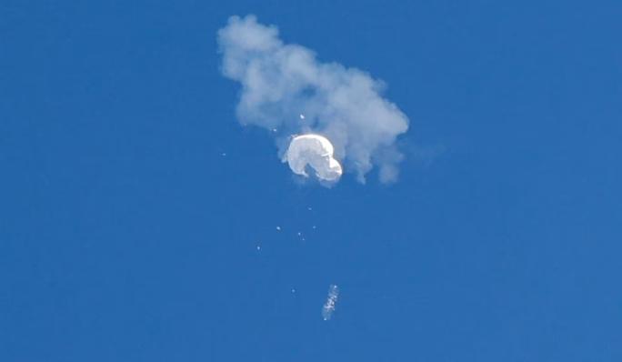 Khinh khí cầu nghi do thám của Trung Quốc bị Mỹ bắn rơi ngoài khơi bờ biển Surfside Beach, Nam Carolina hôm 4-2. Ảnh: REUTERS