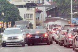 Tin tức trong ngày - CSGT đang xác minh xe biển xanh chạy vào làn ngược chiều trên phố Hà Nội