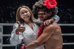 Thể thao - Võ sĩ 20 tuổi đấm như “giã gạo”, được fan nữ “thưởng nóng”