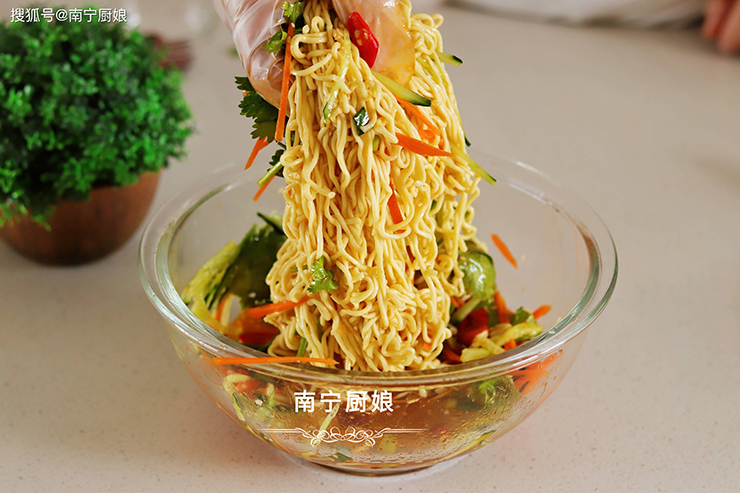 Đổ nước sốt lên trên, trộn đều.