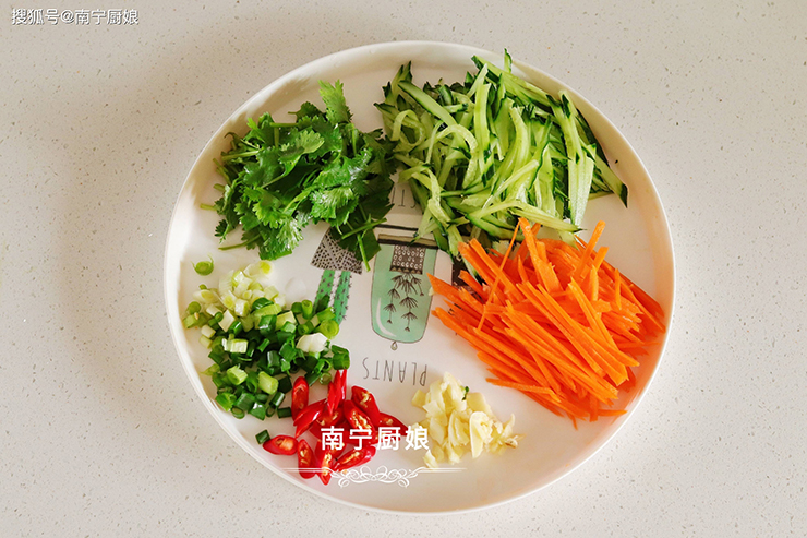 Sơ chế các nguyên liệu như hình.