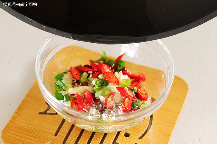 Cho mè, đậu phộng, tỏi, hành lá, rau mùi, ớt vào bát, đun nóng một ít dầu ăn rồi đổ lên trên.