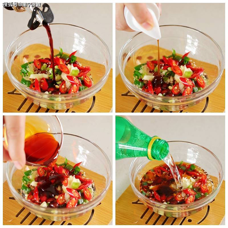 Thêm 1 thìa xì dầu, 1 thìa dầu hào, 1 thìa sa tế, nước Sprite vào bát, thấy bát đầy 80% (khoảng 50ml), khuấy đều tạo thành nước sốt.