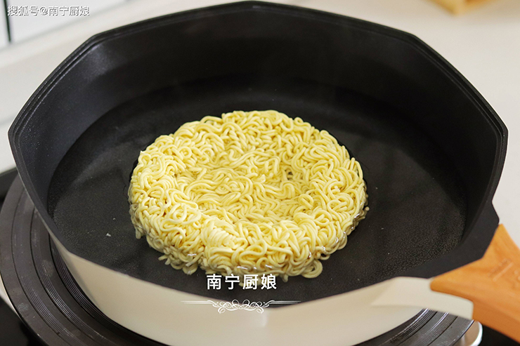 Đun sôi nước, cho mì vào nấu trong vài phút tùy theo từng loại mì, vớt ra cho vào nước đun sôi để nguội sẽ làm mì dai ngon hơn.