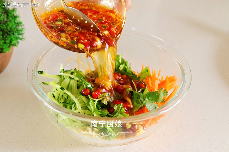 Cho dưa chuột, cà rốt vào tô, thêm mì ăn liền.