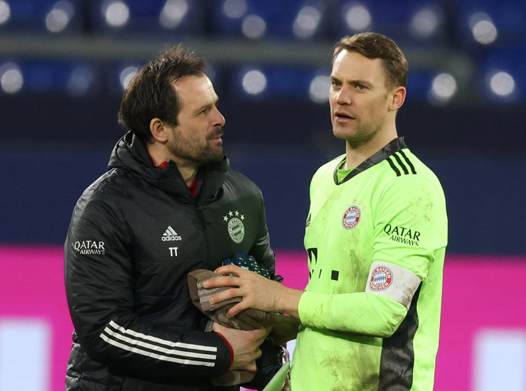 Manuel Neuer chỉ trích Bayern Munich vì quyết định sa thải người bạn thân&nbsp;Toni Tapalovic khỏi vị trí HLV thủ môn của CLB dù ông đã gắn bó cương vị này 11 năm rưỡi