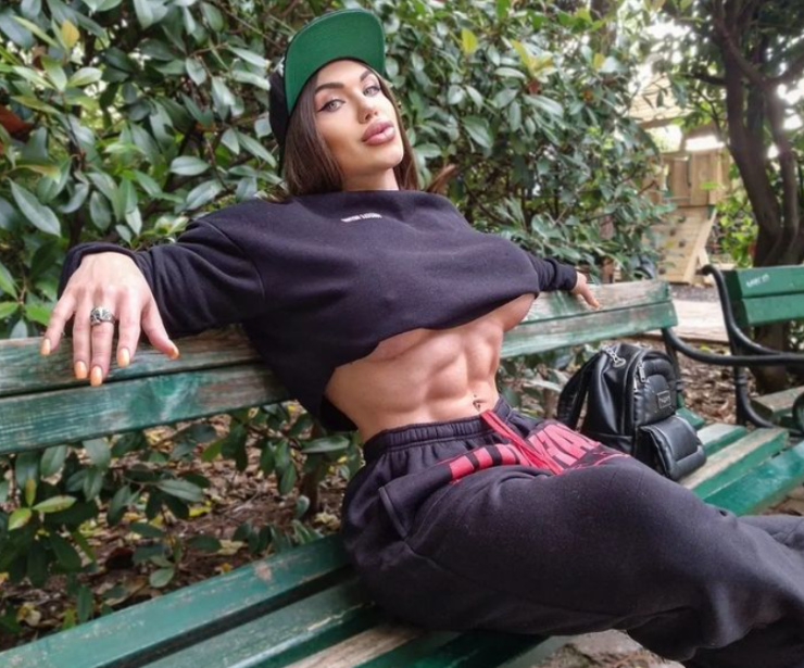 "Nữ lực sỹ cơ bắp đặc biệt nhất thế giới" đùi to hơn Roberto Carlos, được triệu người mê - 3