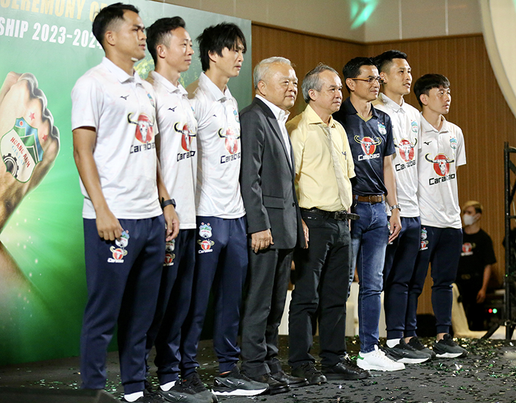 Bầu Đức, HLV Kiatiska và các cầu thủ HAGL trong lễ ra mắt nhà tài trợ chính thức.