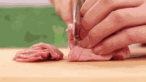 Thực phẩm dính trên dao là tình trạng thường gặp khi cắt thái