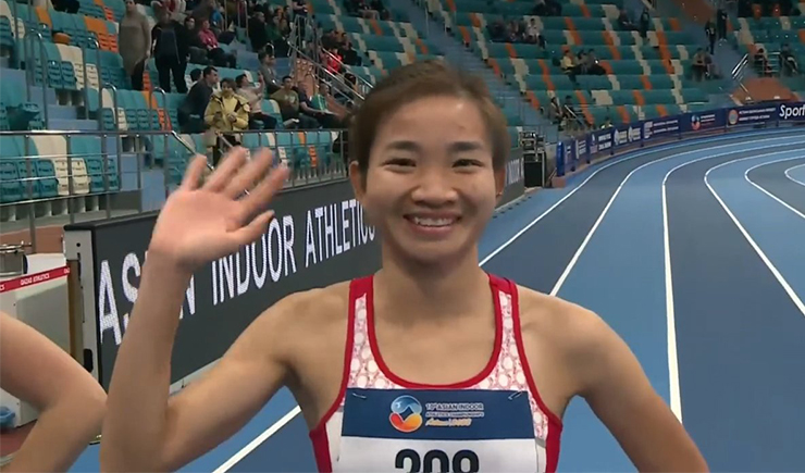 Dù thất bại ở nội dung 3000m trước đó, Nguyễn Thị Oanh vẫn giữ tinh thần vô cùng thoải mái, nụ cười rạng rỡ khi bước vào phần thi 1500m nữ diễn ra tối ngày 11/2 tại giải điền kinh trong nhà vô địch châu Á 2023 tổ chức ở Kazakhstan.