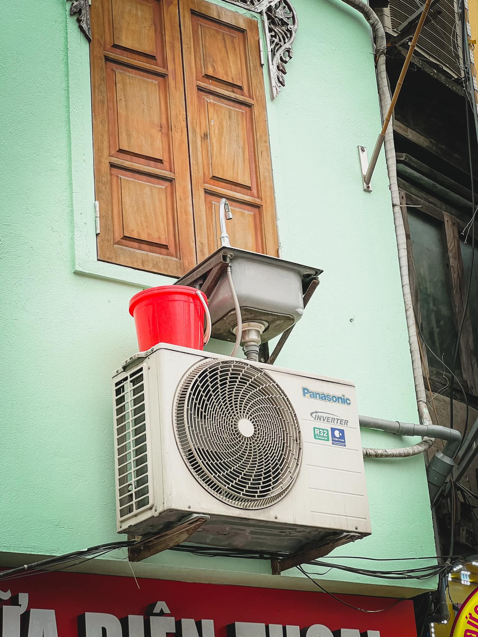 Chiếc bồn rửa được đặt trên cục điều hoà gây sốt mạng xã hội