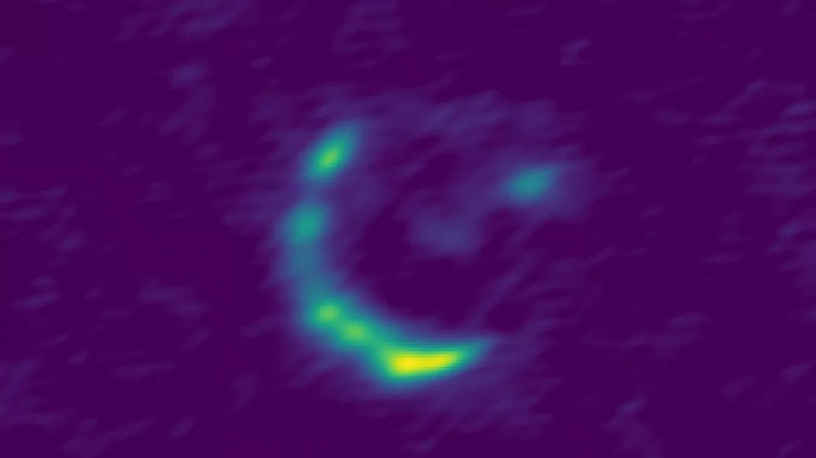 Hình ảnh vô tuyến của thiên hà "bóng ma" được chụp bởi một cú "bẻ cong" không - thời gian ngoạn mục - Ảnh: SISSA