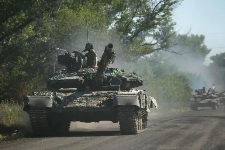 Lực lượng Ukraine đang di chuyển tới vùng Donbass trên xe tăng. Ảnh: Anatolii Stepanov