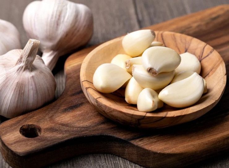 Tỏi đã được sử dụng cho các đặc tính y học trong nhiều thế kỷ. Ảnh: Eatthis.