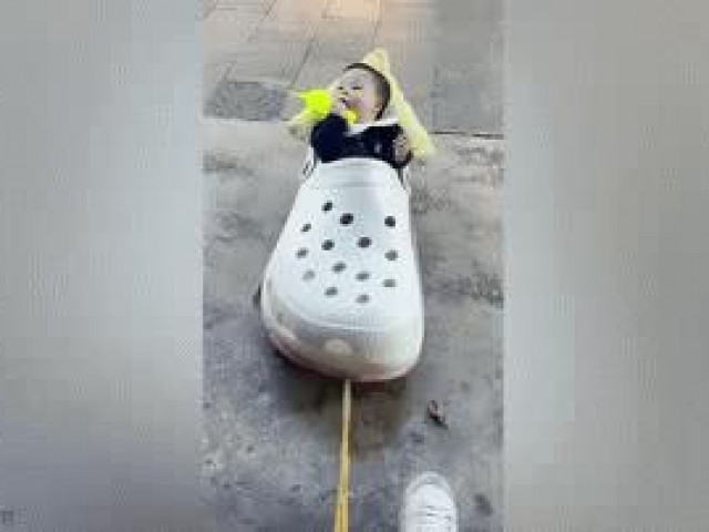 Bạn trẻ - Cuộc sống - Clip: Quá "đỉnh" ông nội tự chế xe độc đáo tặng cháu từ đống phế liệu