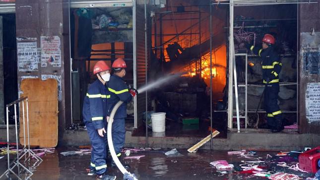 Cảnh sát triển khai các phương án khống chế, dập lửa tại chợ Tam Bạc.