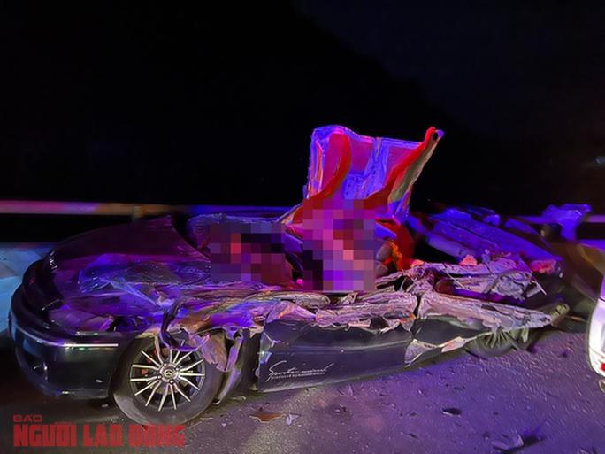 Chiếc xe 5 chỗ biển số tỉnh Hải Dương bị đè bẹp, thi thể 2 nạn nhân bị mắc kẹt trong xe