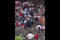 Pháp luật - CLIP: Nhóm thanh niên ẩu đả tại chùa Hương