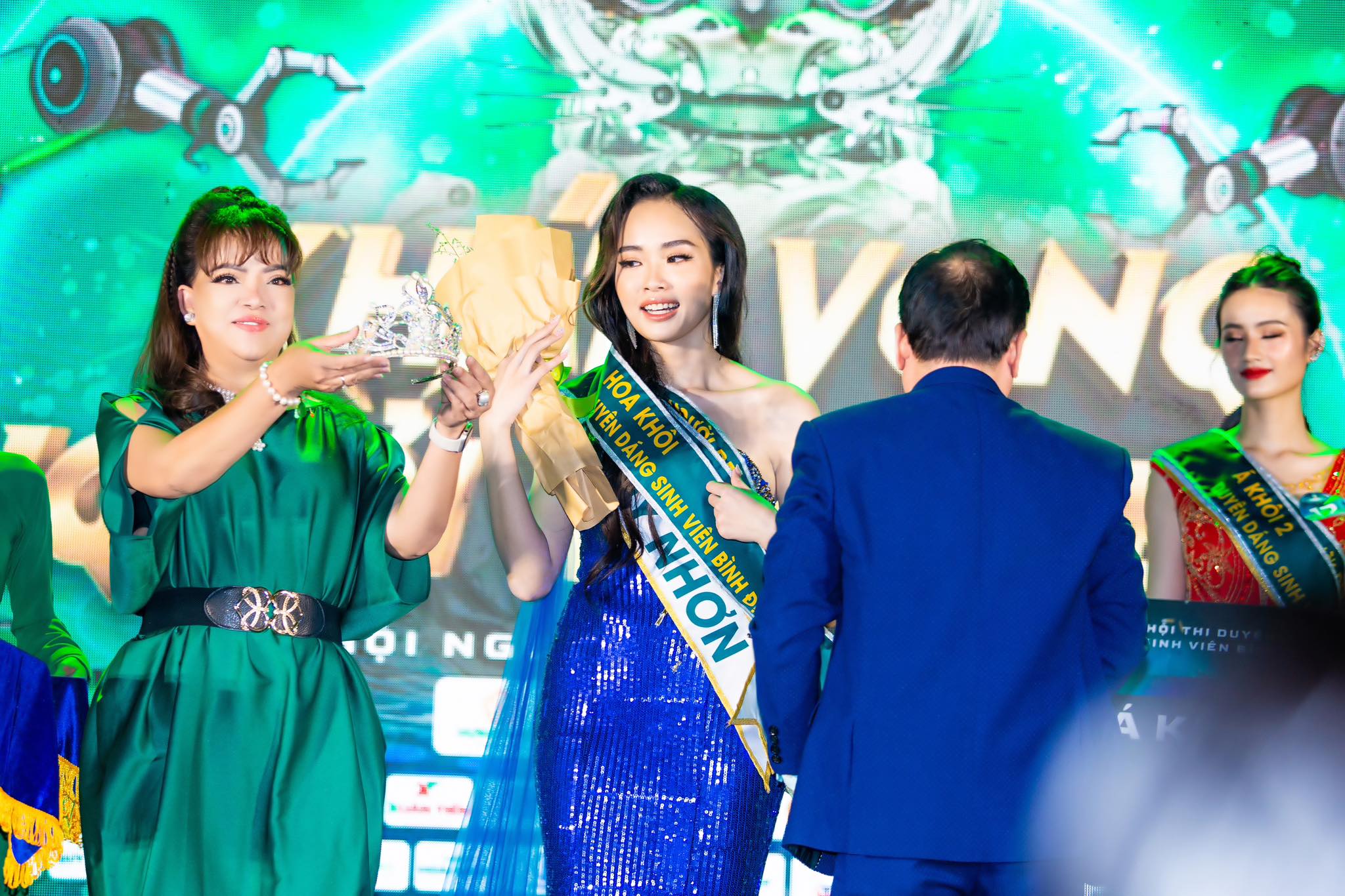 Nghệ nhân Hồ Thanh Hương trao vương miện cho Hoa khôi Duyên dáng Bình Định lần thứ I – năm 2023 - 3