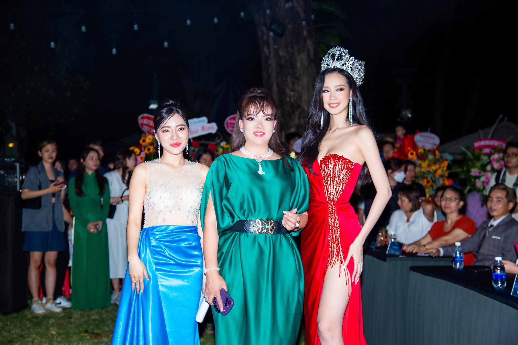 Nghệ nhân Hồ Thanh Hương trao vương miện cho Hoa khôi Duyên dáng Bình Định lần thứ I – năm 2023 - 4