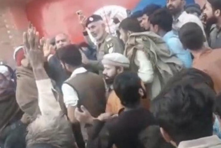 Pakistan: Đám đông xông vào đồn cảnh sát, lôi người "báng bổ" ra hành quyết
