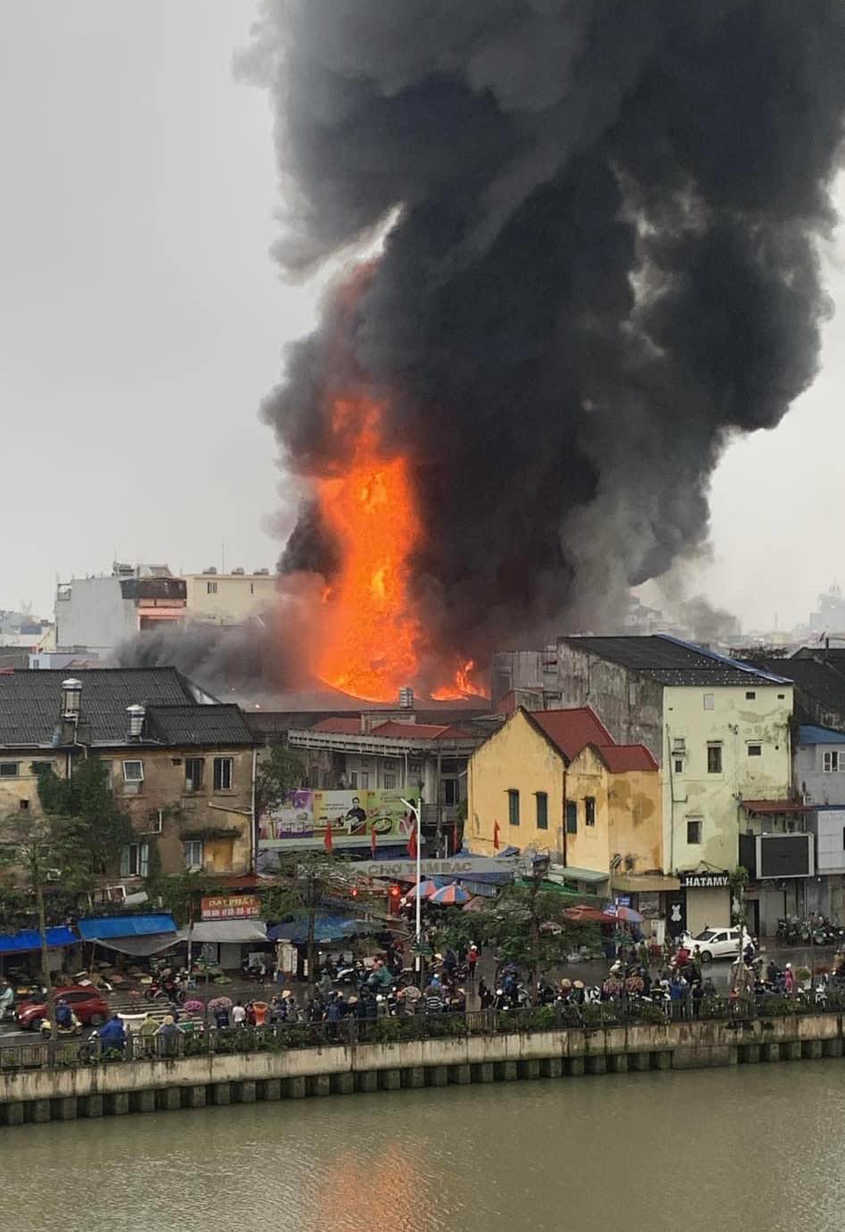 Ngọn lửa lớn và khói ngùn ngụt bốc lên từ chợ Tam Bạc