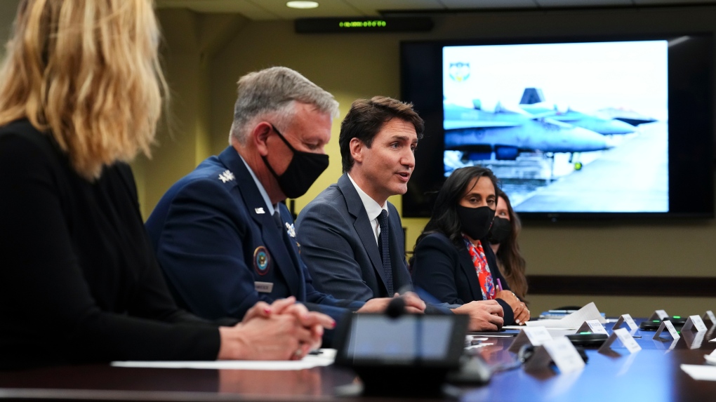 Thủ tướng Canada Justin Trudeau đã quyết định để chiến đấu cơ Mỹ bắn rơi vật thể không xác định.