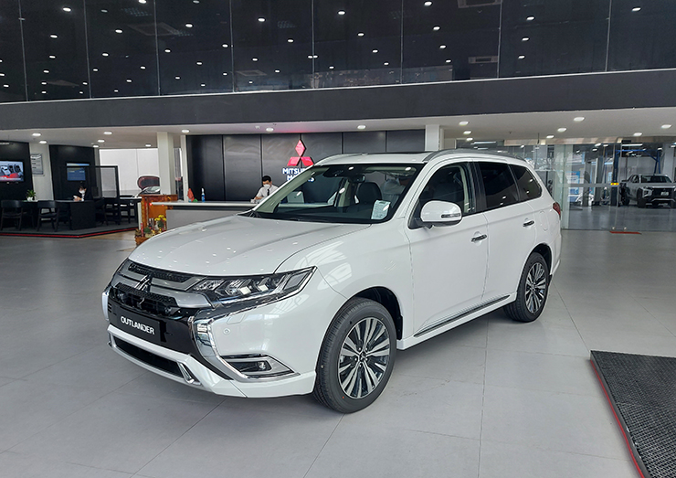 Giá xe Mitsubishi Outlander lăn bánh tháng 2/2023, ưu đãi 50% LPTB - 1