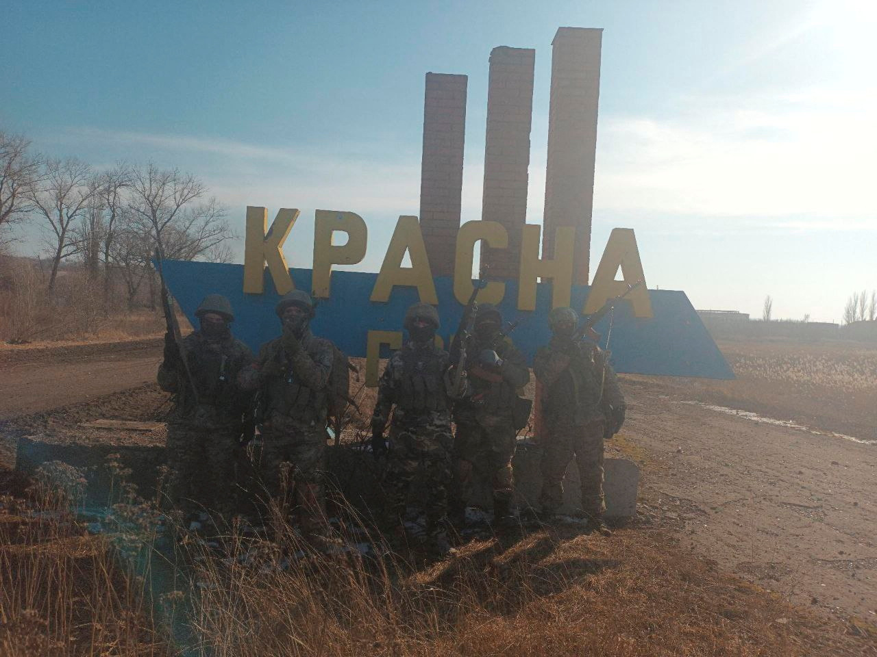 Lính đánh thuê Nga chụp ảnh tại lối vào làng&nbsp;Krasna Hora ngày 12/2.