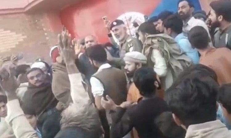 Đám đông bao vây đồn cảnh sát nhằm bắt người đàn ông ra hành quyết ở thành phố Nankana Sahib, Pakistan (ảnh: Pakistan Today)