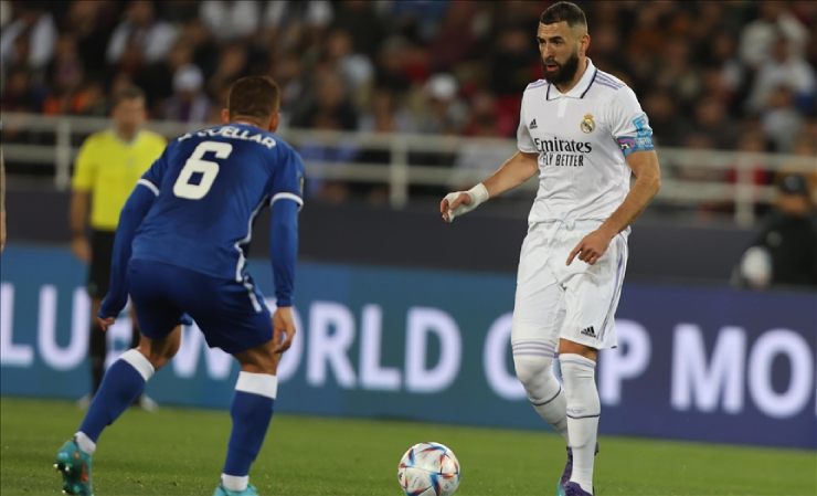 Real Madrid (áo trắng) giành chiến thắng kịch tính