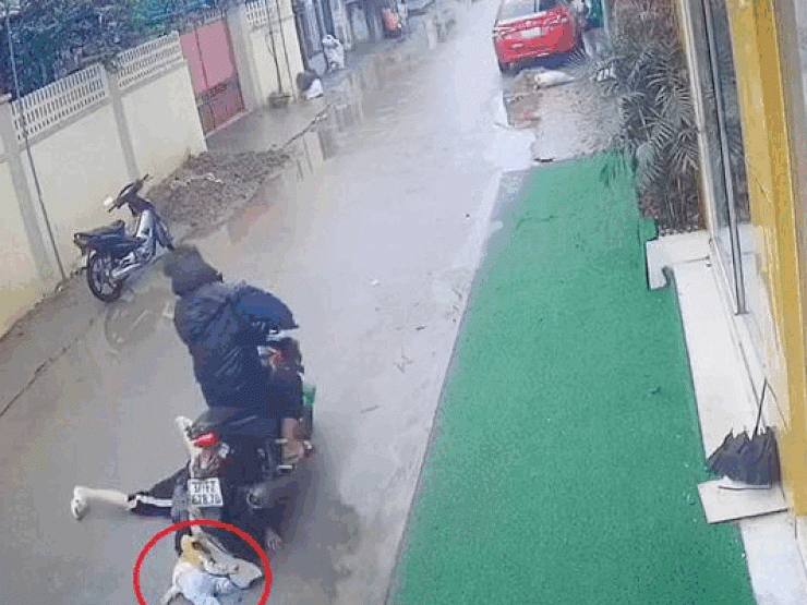 SỐC: Mẹ bị kẹt áo mưa vào xe, con nhỏ xíu rơi ra đường - 1