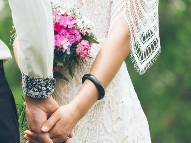 Bạn trẻ - Cuộc sống - Ngày cưới, vợ trẻ chết lặng nhìn người phụ nữ cùng bé gái đột ngột xuất hiện giữa hôn trường