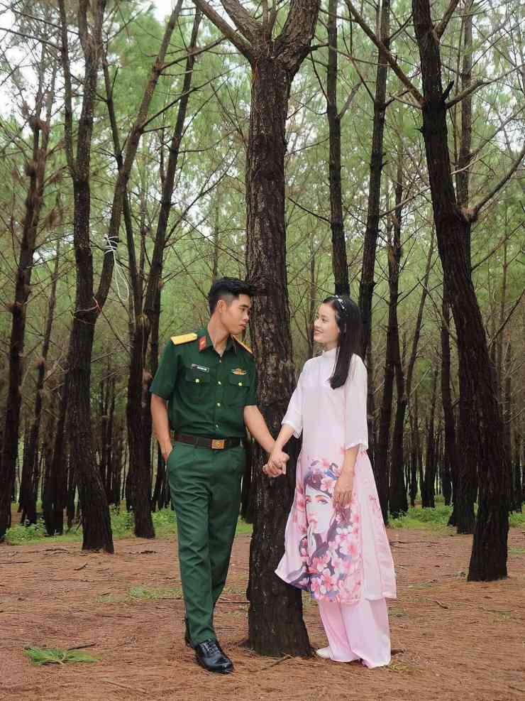 “Anh ấy là thần tài may mắn của mình vì hai đứa yêu nhau trúng ngày thần tài”, Hạ kể vui về thuở ban đầu gặp gỡ chàng người yêu là sĩ quan thiết giáp Trịnh Đình Hiệu. - Ảnh: NVCC