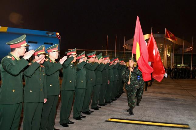 Lãnh đạo Bộ Quốc phòng và các thủ trưởng đơn vị có quân nhân lên đường tới Thổ Nhĩ Kỳ tham gia hỗ trợ công tác cứu hộ cứu nạn chào tạm biệt đoàn công tác. Ảnh: Phú Sơn