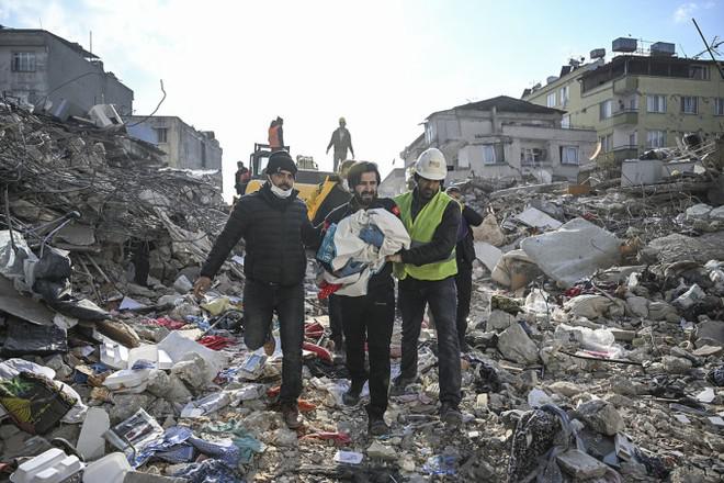 Một em bé được giải cứu khỏi tòa nhà bị sập ở tỉnh Hatay, Thổ Nhĩ Kỳ