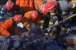 Cảnh sát Việt Nam tìm thấy nạn nhân xấu số bị bê tông vùi lấp do động đất ở Thổ Nhĩ Kỳ