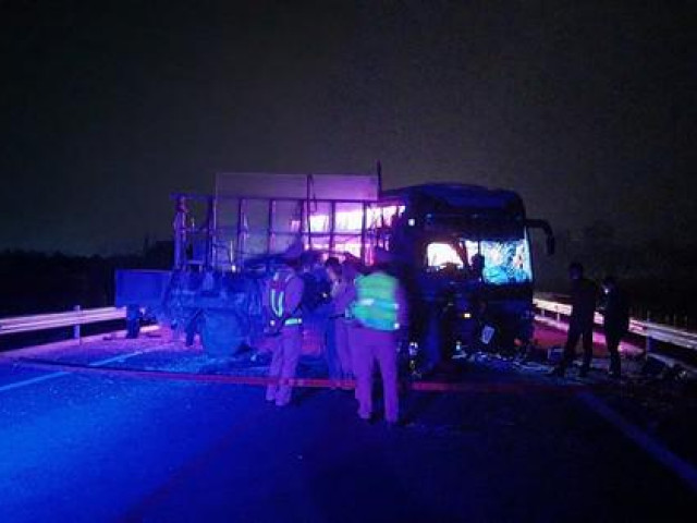 Ô tô tải tông trực diện với xe khách trên cao tốc, tài xế mắc kẹt trong cabin