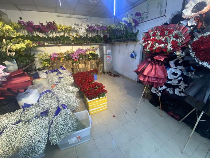 Khách chọn mua hoa với mức giá phù hợp