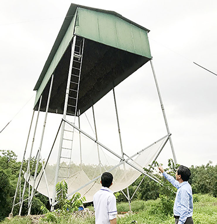 Dơi sống về đêm, ngày trú ẩn trong tổ nên sau khi đi kiếm mồi (vào ban đêm), dơi lại bay về tổ và bắt đầu nhả lượng phân dưới mảnh lưới bên dưới chuồng.
