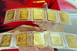 Kinh doanh - Giá vàng hôm nay 13/2: Giảm nhẹ, dân buôn vẫn đua mua vào?