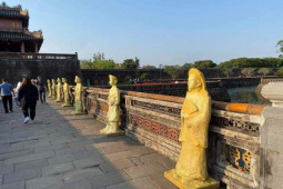 Tin tức trong ngày - Thu hồi những bức tượng "lạ" trưng bày trước Ngọ Môn