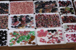 Kinh doanh - Khu chợ bạc tỷ ở Việt Nam, bán đá quý như bán rau