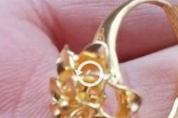 Bé trai mẫu giáo tặng bạn gái cùng lớp một chiếc nhẫn, cô giáo giật mình khi nhìn kỹ món đồ